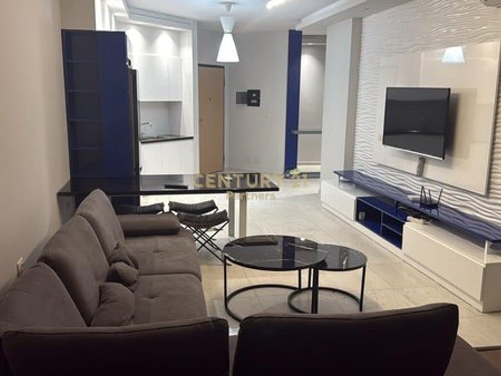 OKAZION SHITET APARTAMENT 2+1+2 & VERANDE NE VLORE-LUNGOMARE 2