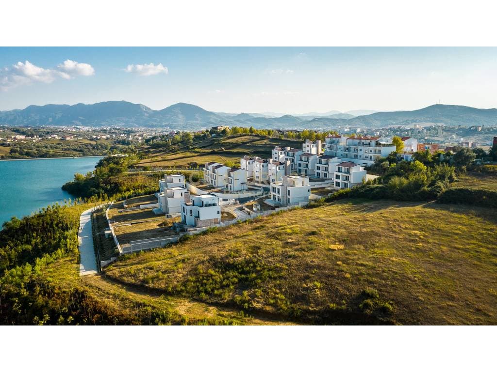 VILË 4-KATËSHE NË SHITJE – FARKA E VOGËL | PAMJE NGA LIQENI 1