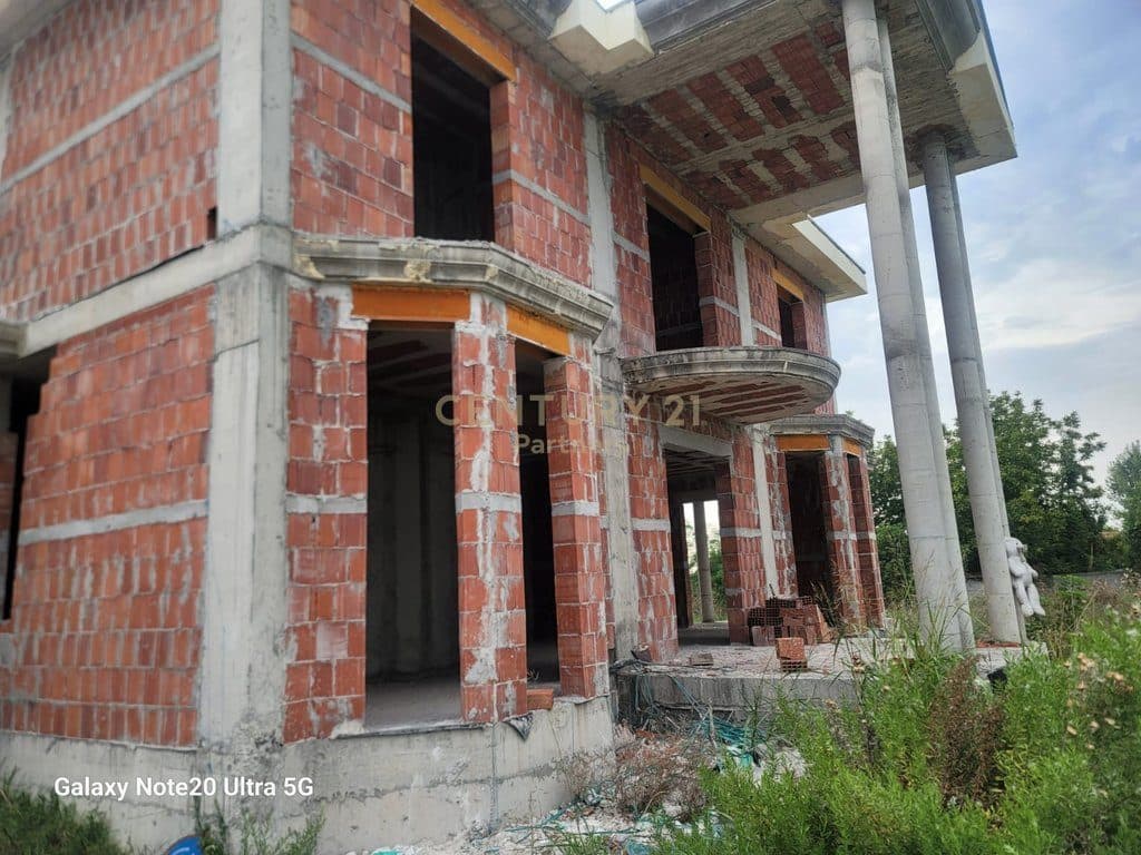Shtëpi private 2-katëshe ne shitje në Arrameras, Fushë-Krujë