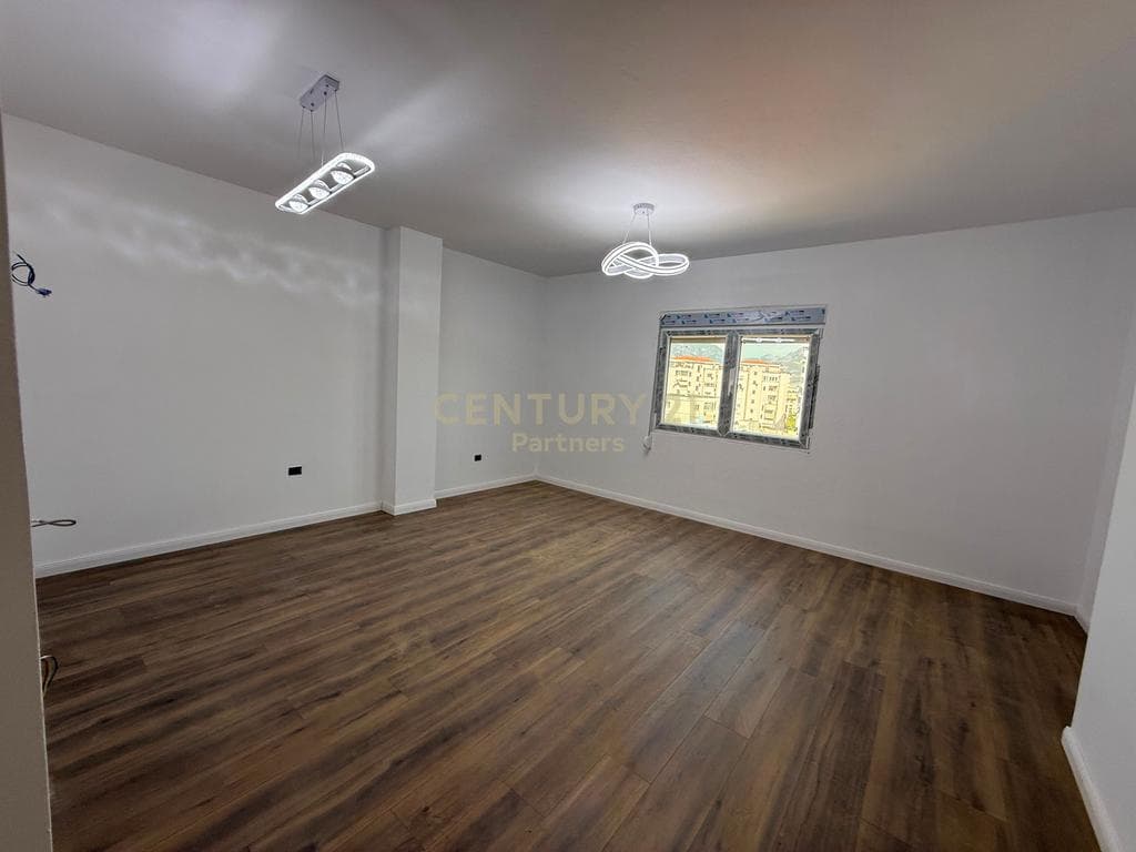 APARTAMENT 2+1 PËR SHITJE PRANË BULEVARDIT ZOGU I