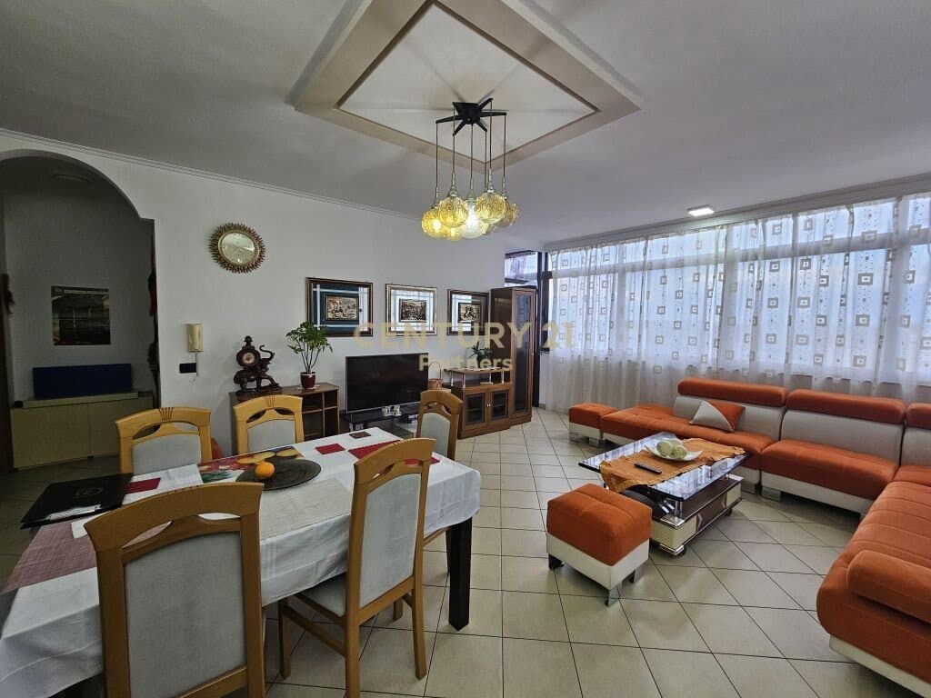 JAPIM APARTAMENT 3+1+2 ME QIRA ,TE RRUGA E KAVAJES ! 4