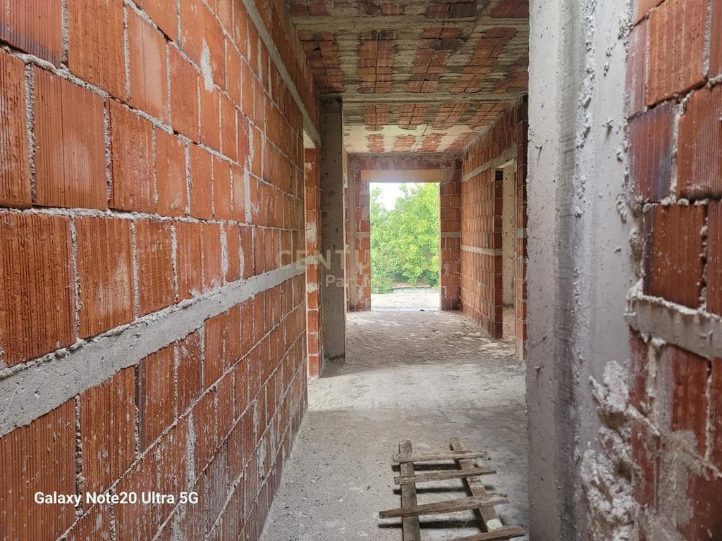 Shtëpi private 2-katëshe ne shitje në Arrameras, Fushë-Krujë