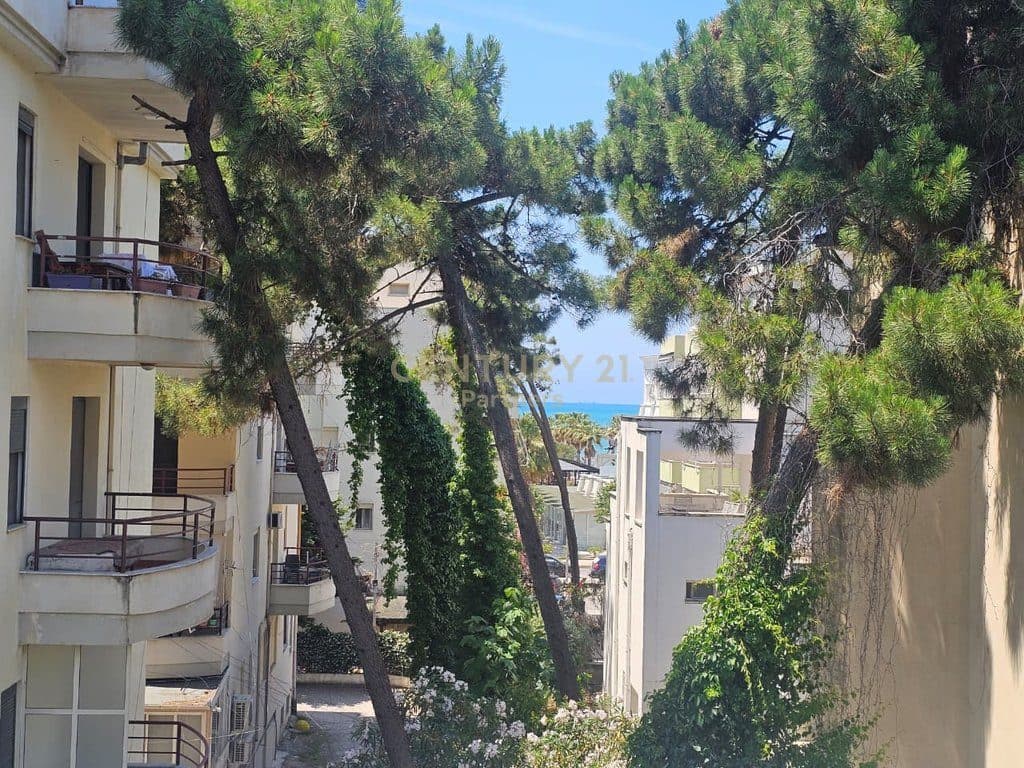 Shitet Apartament 1+1 në Kompleksin Alb Adriatik, Golem!!