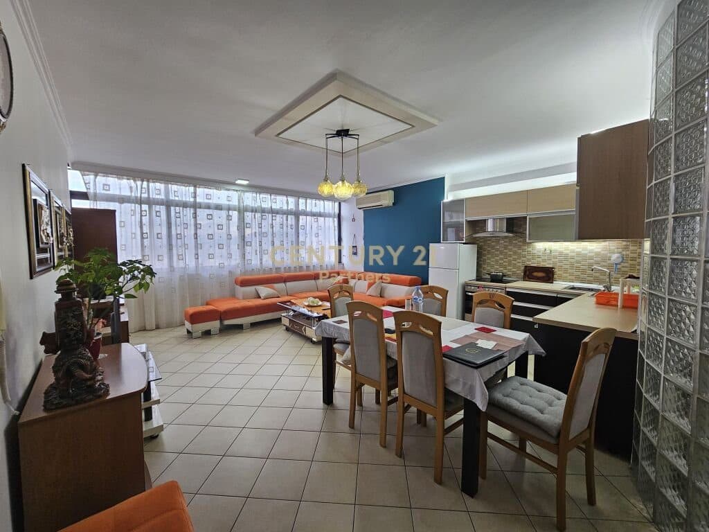 JAPIM APARTAMENT 3+1+2 ME QIRA ,TE RRUGA E KAVAJES ! 3