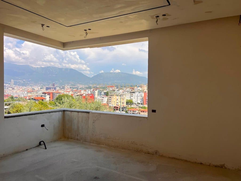 SHITET VILË 2-KATËSHE NË REZIDENCËN ALEKSANDROS – ME PAMJE PANORAMIKE NGA TIRANA