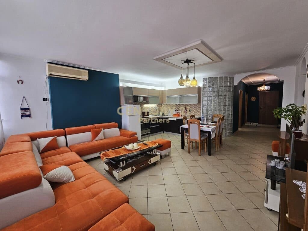 JAPIM APARTAMENT 3+1+2 ME QIRA ,TE RRUGA E KAVAJES !