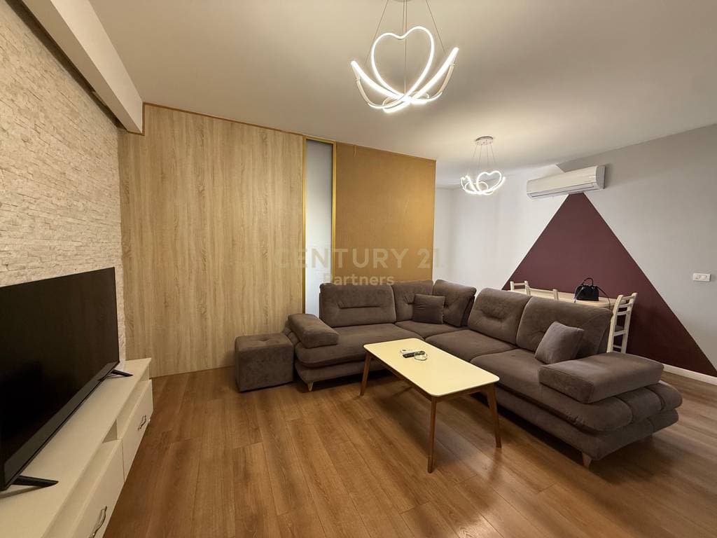 SHITET APARTAMENT 2+1 – ISH UZINA E AUTOTRAKTORIT, PRANË SHKOZËS !!