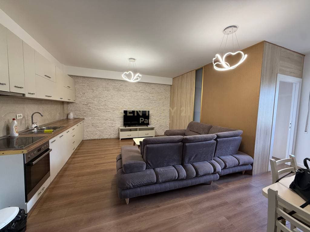 SHITET APARTAMENT 2+1 – ISH UZINA E AUTOTRAKTORIT, PRANË SHKOZËS !! 4