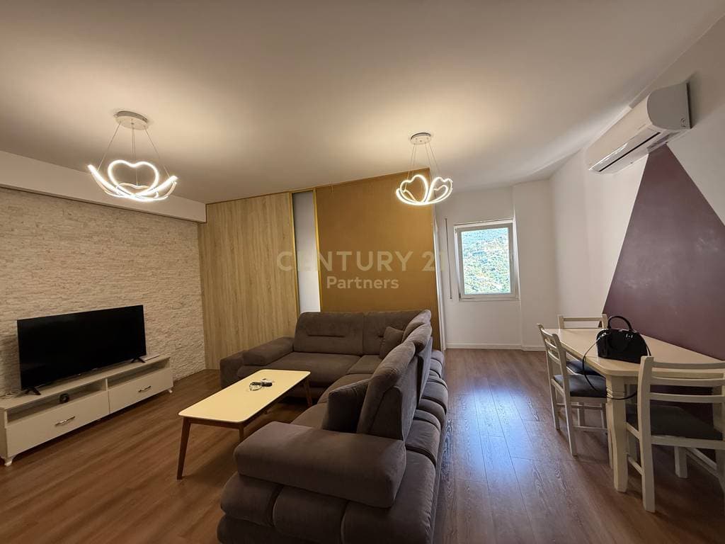 SHITET APARTAMENT 2+1 – ISH UZINA E AUTOTRAKTORIT, PRANË SHKOZËS !! 2
