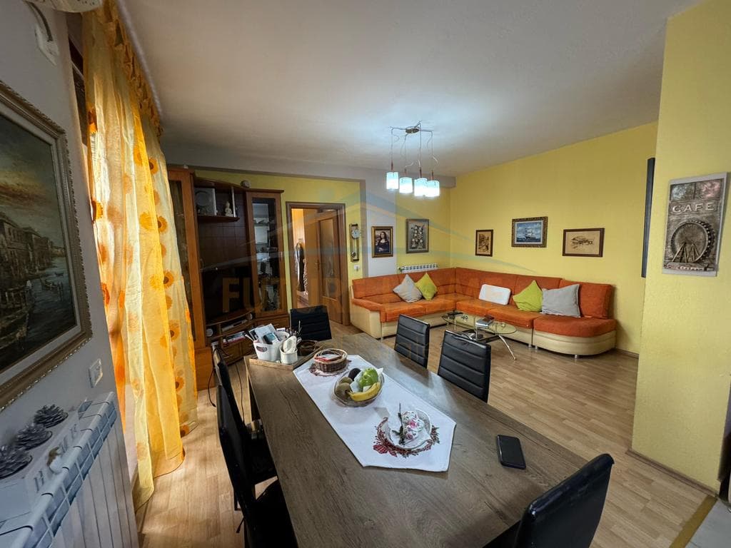 Shitet, Apartament 2+1+2, Rruga e Kavajes, Tiranë.