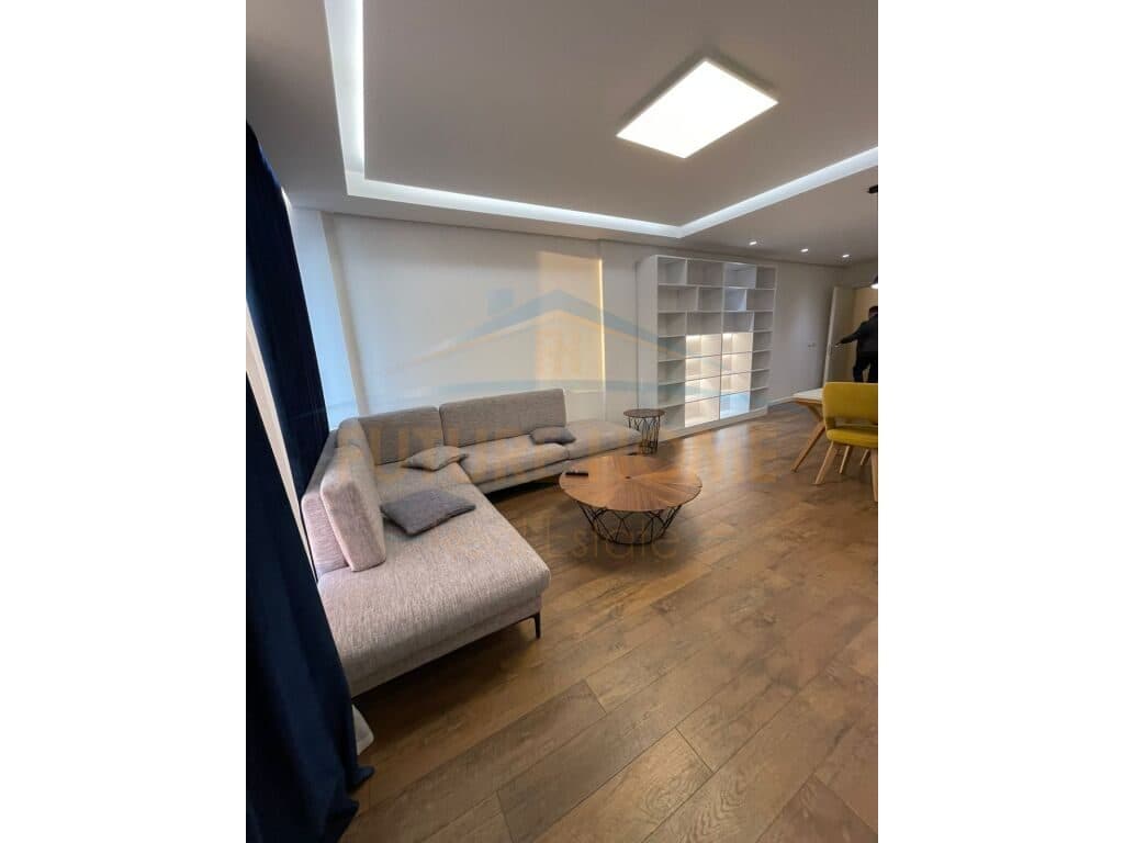 Shitet, Apartament 3+1+2+Post Parkimi , Rruga e Elbasanit, Tiranë 650.000 milion leke 2