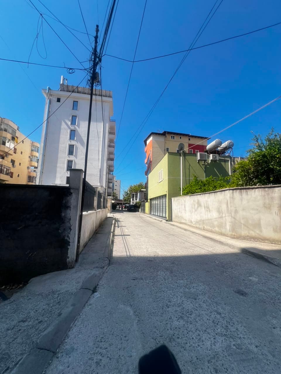 JEPET ME QERA GARAZH PRANE HOTEL LUBJANA,PLAZH, DURRES 2