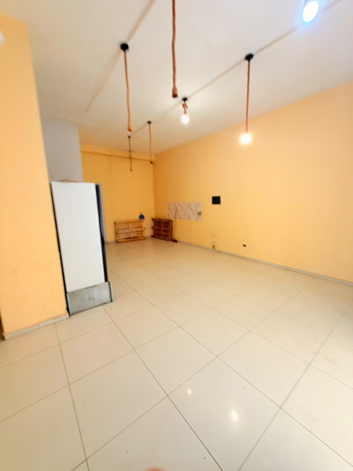 JEPET ME QERA AMBIENT BIZNESI PRANE STACIONIT TE TRENIT,DURRES 3