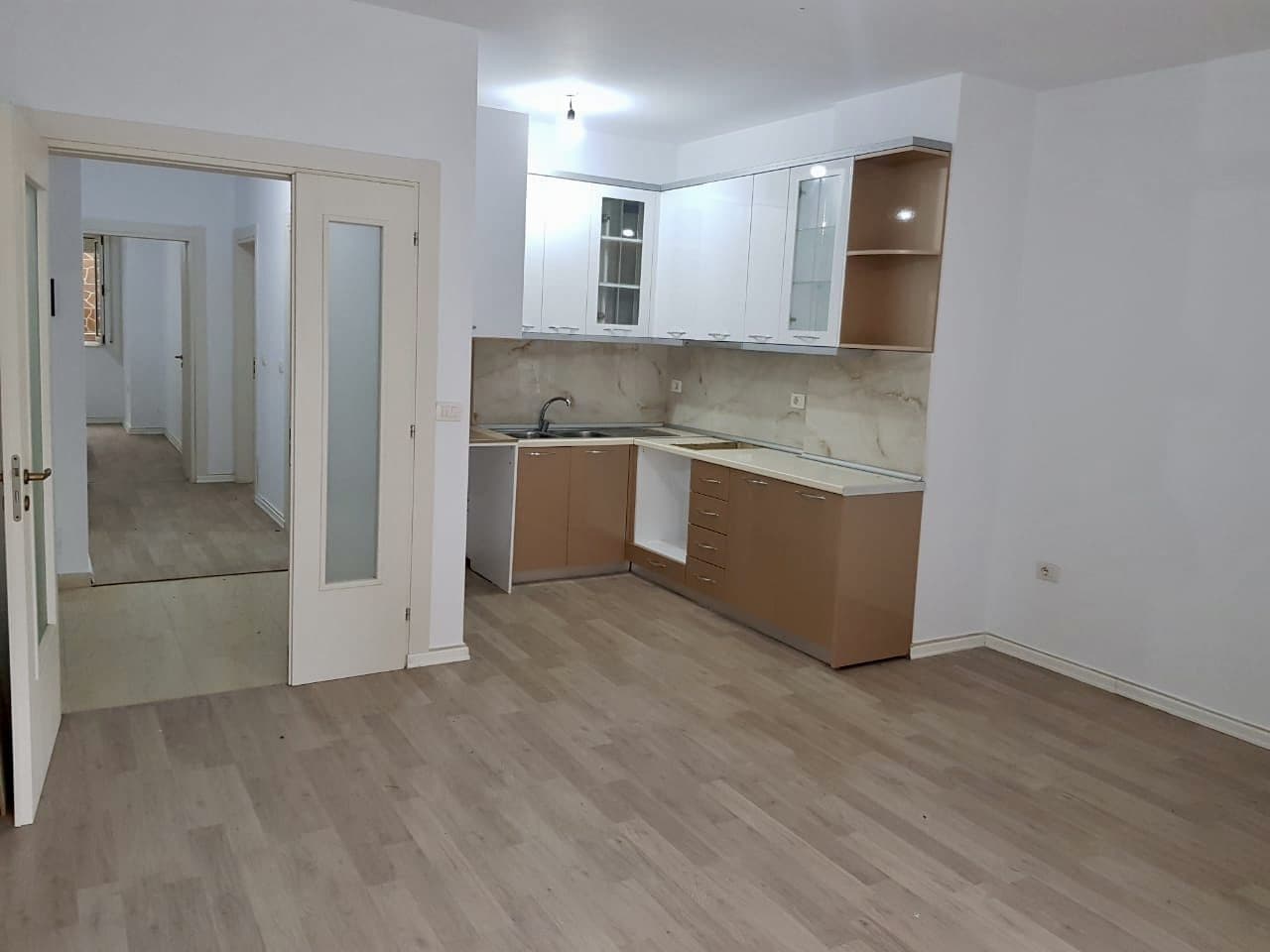 JEPET ME QERA APARTAMENT 2+1 MBAS PREFEKTURES, DURRES.