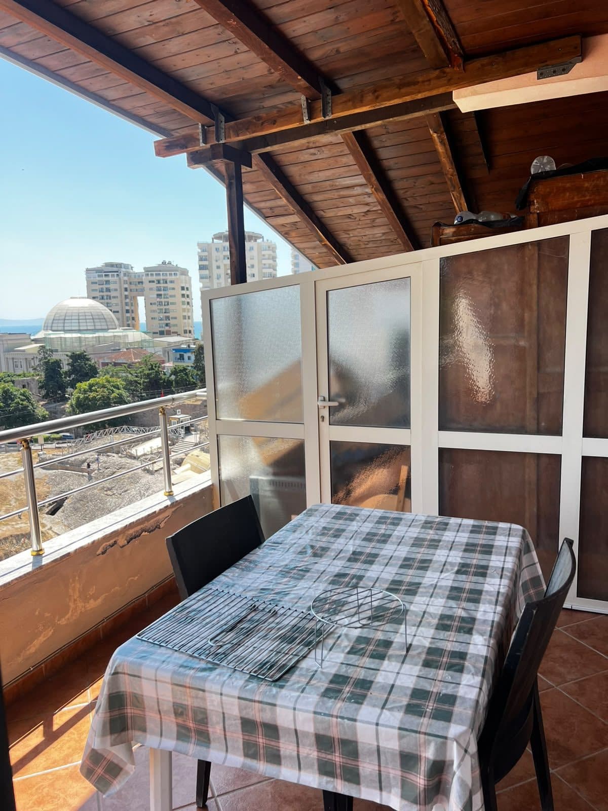 JEPET ME QERA APARTAMENT 2+1 PRANE AMFITEATRIT, DURRES