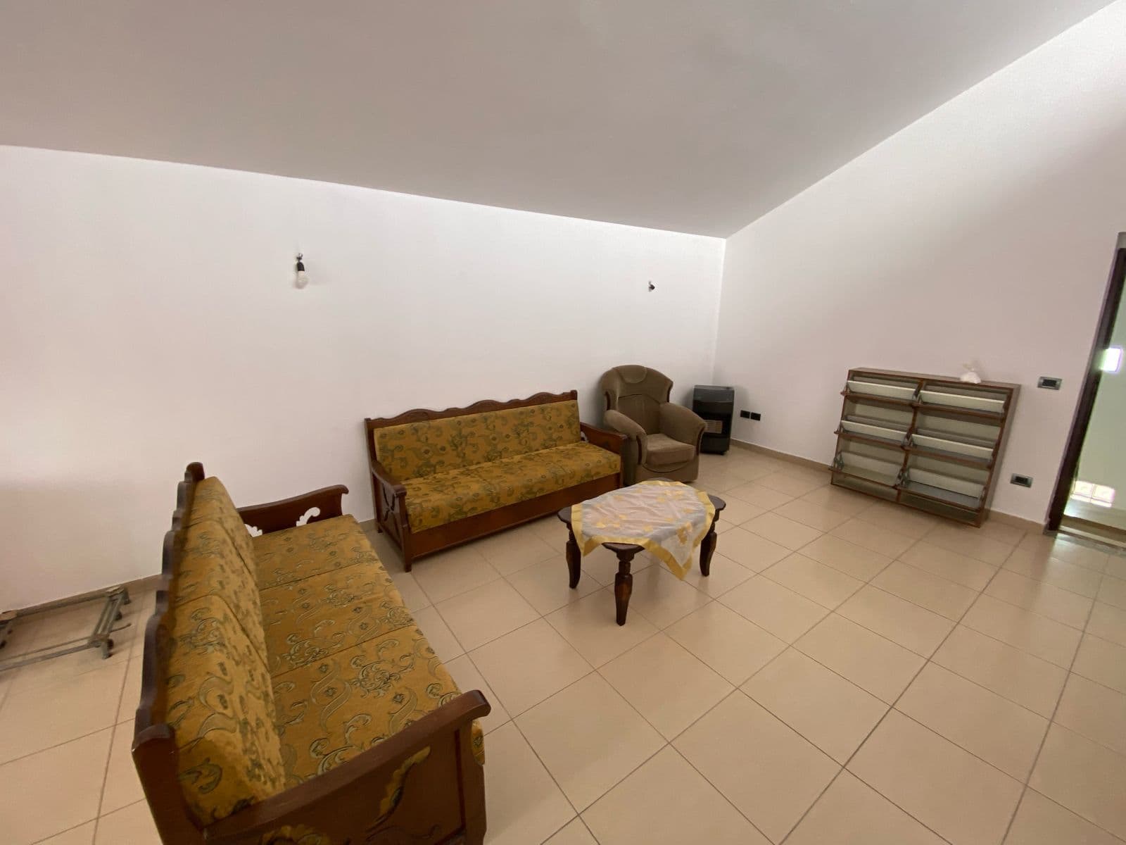 JEPET ME QERA APARTAMENT 1+1, PRANE TREGUT,DURRES. 2