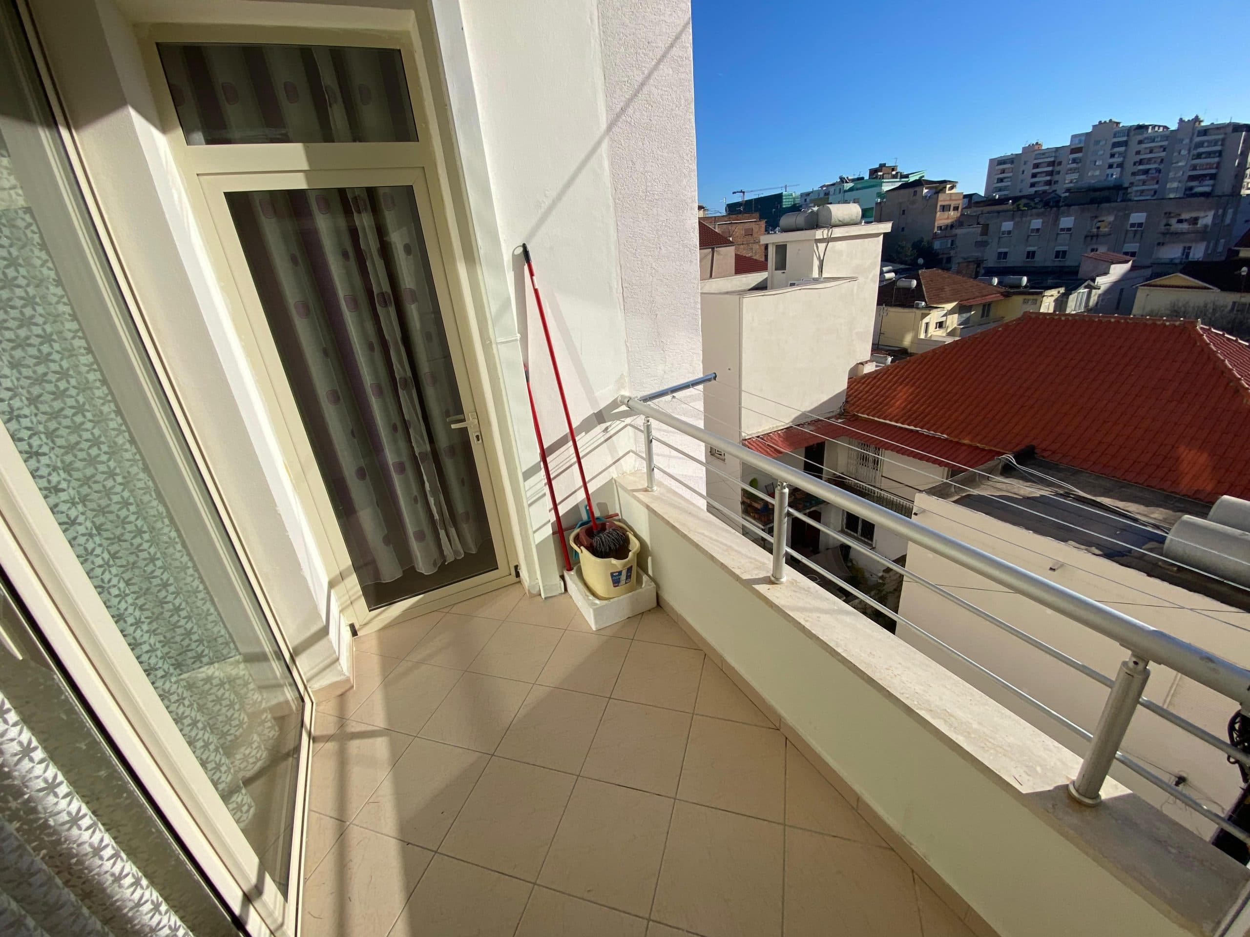 JEPET ME QERA APARTAMENT 1+1, PRANE TREGUT, DURRES. 2