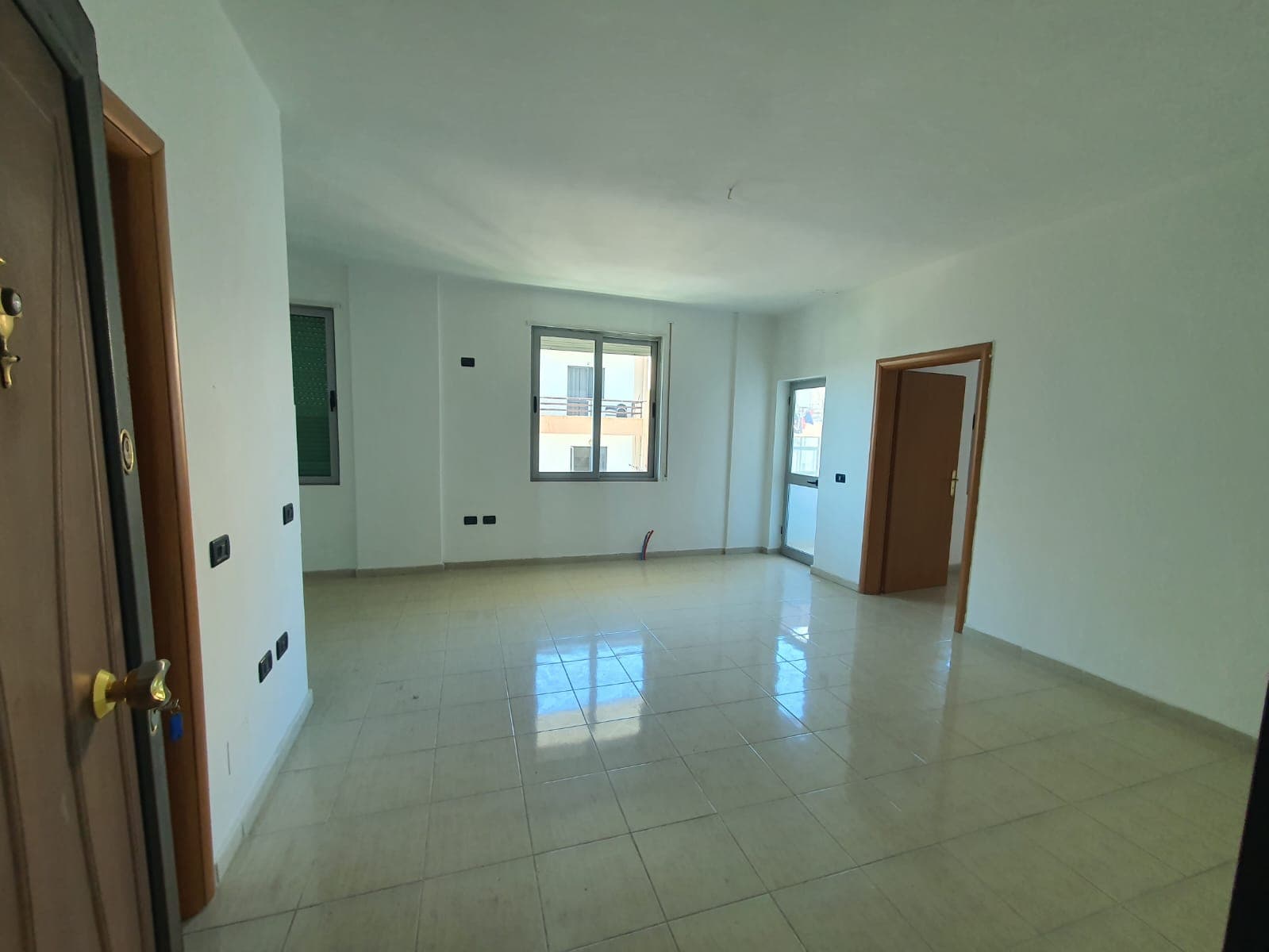 SHITET APARTAMENT 1+1 PRANE RROTES KUQE ,PLAZH ,DURRES. 4