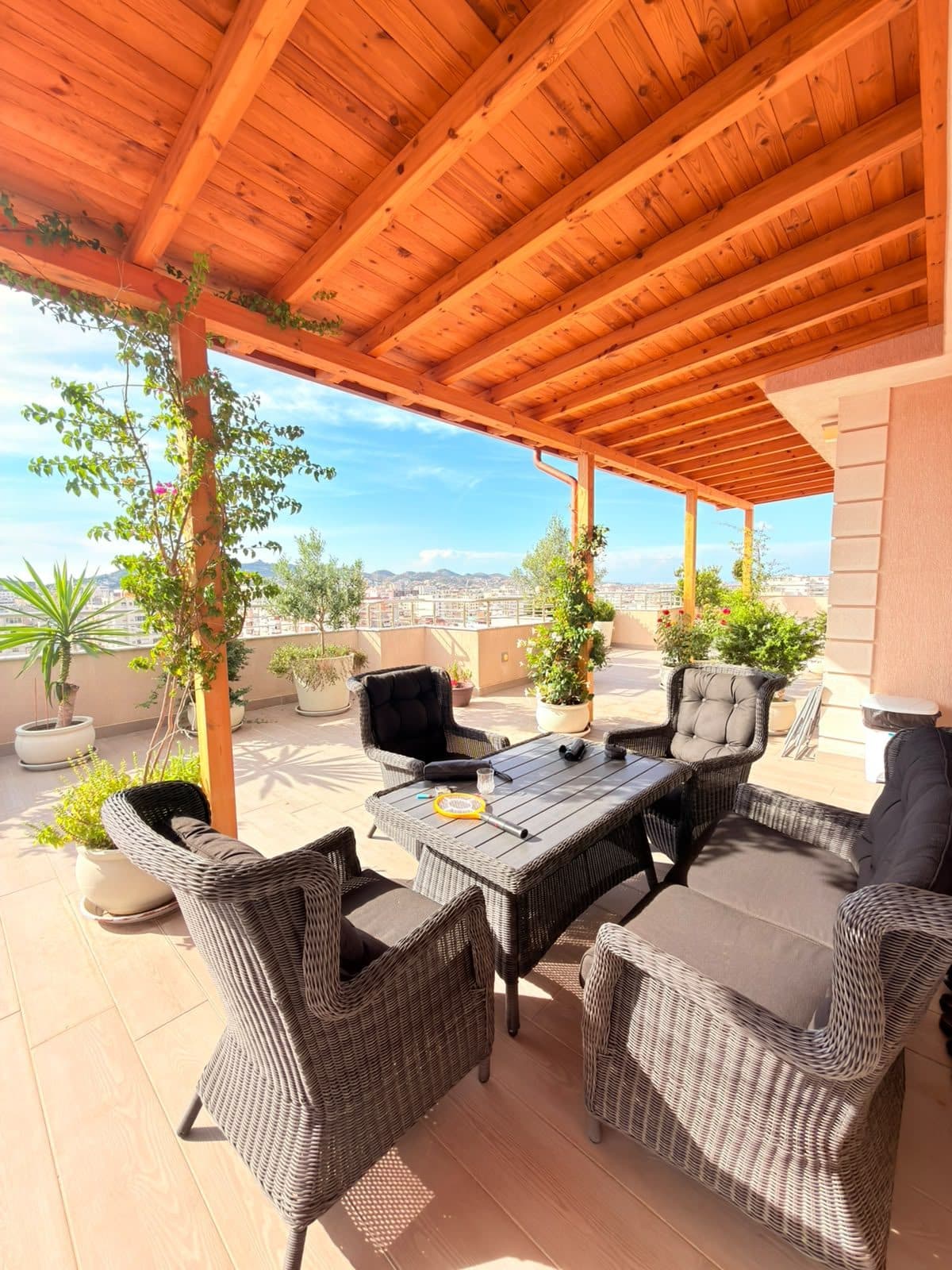 SHITET PENTHOUSE PRANE STACIONIT TE TRENIT, DURRES