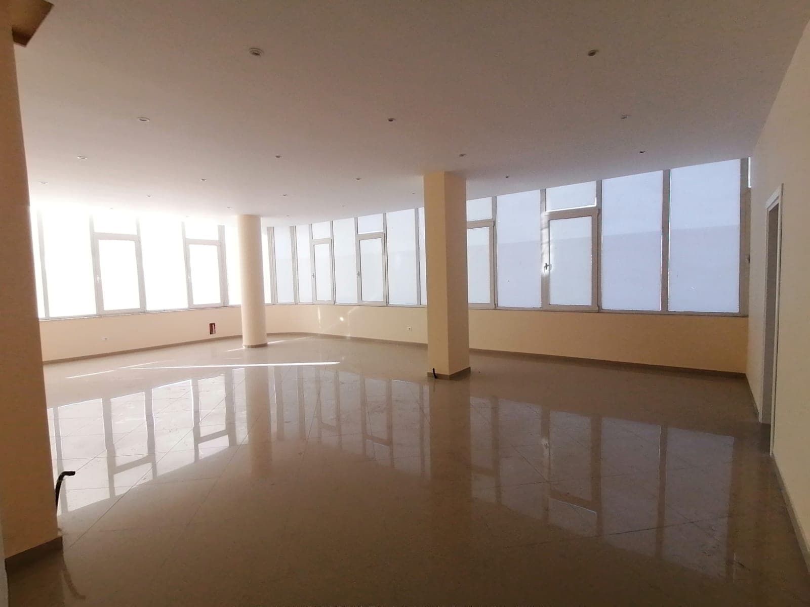 JEPET ME QERA AMBIENT BIZNESI PRANE SEMAFORIT TE PARE NE KENETE, DURRES. 2