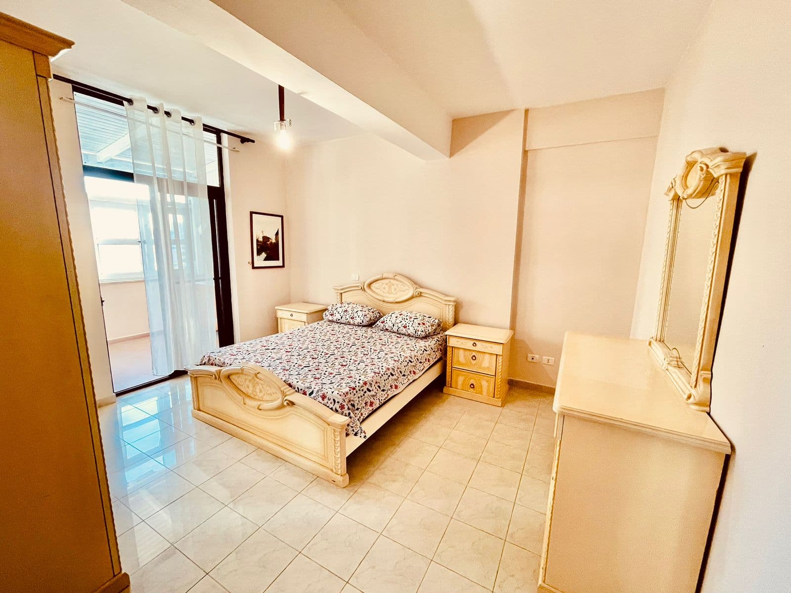 JEPET ME QERA APARTAMENT 2+1 PRANE STACIONIT TE TRENIT, DURRES 3