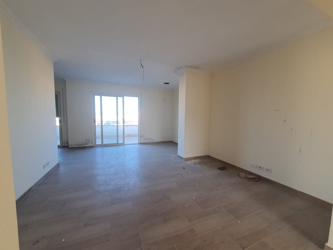 SHITET APARTAMENT 4+1+2 PRANE DREJTORISE SE POLICISE ,DURRES.