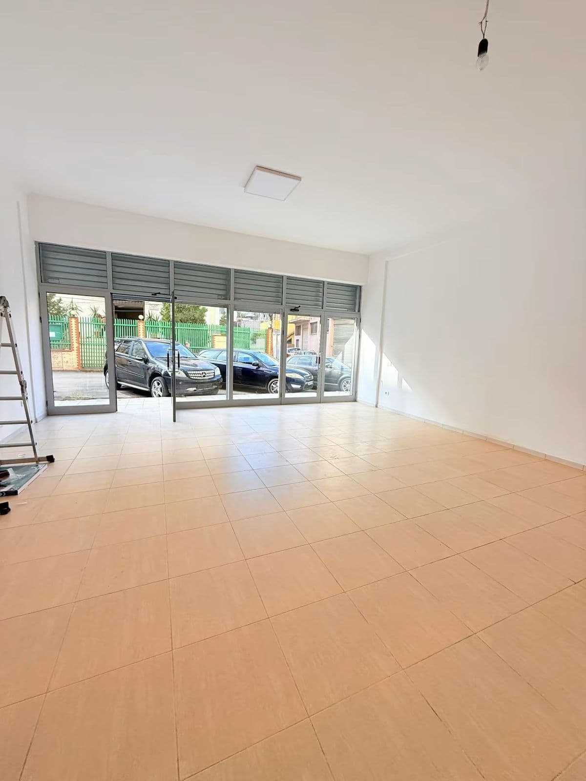 JEPET ME QERA AMBIENT BIZNESI ZONA KAZAZIT DURRES 3