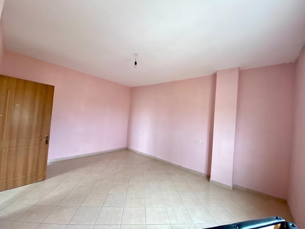 SHITEN DY APARTAMENTE 1+1 PRANE TREGUT TE MADH INDUSTRIAL, DURRES. 3
