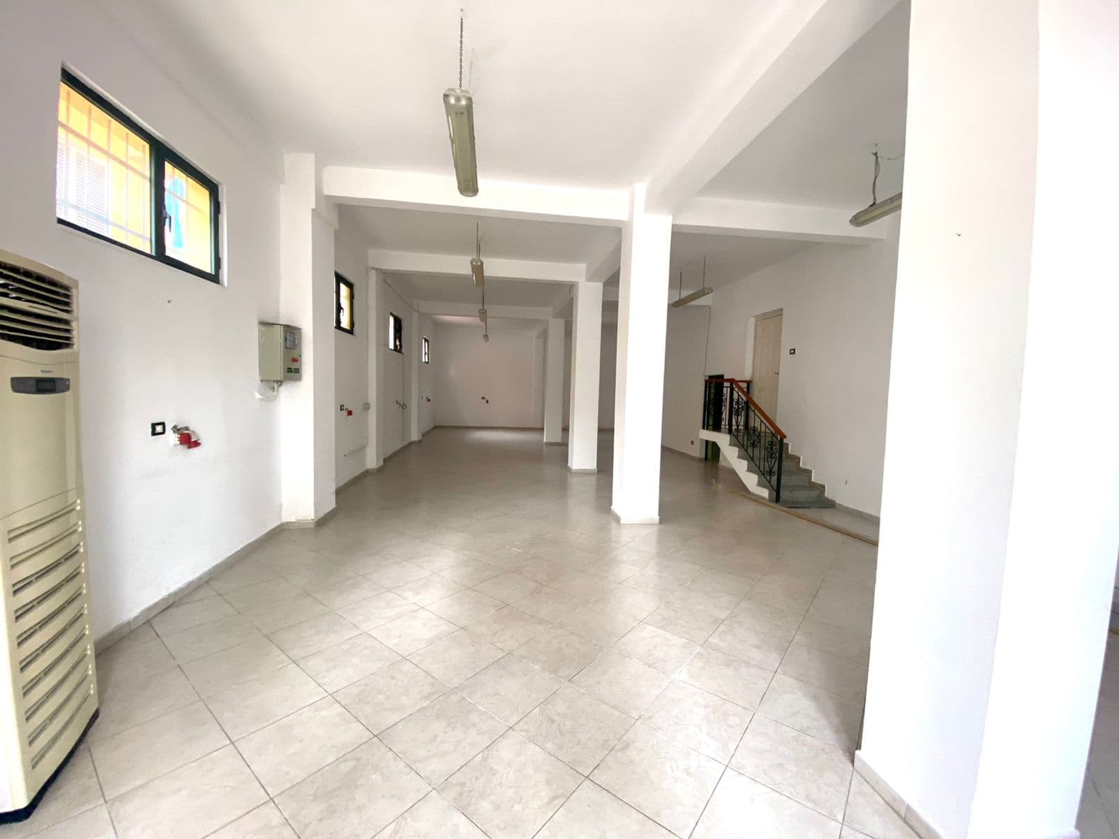 JEPET ME QERA AMBIENT BIZNESI PRANE RROTONDOS KENETE, DURRES.