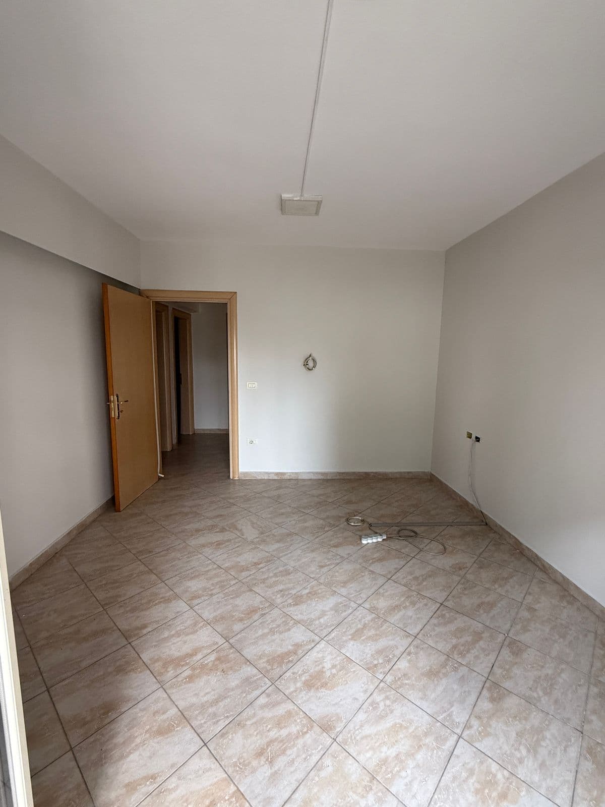 JEPET ME QERA AMBIENT BIZNESI PRANE FLAGSHIP CENTER DURRES 3