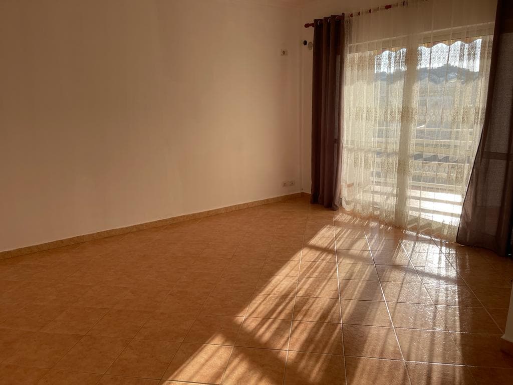 JEPET APARTAMENT ME QERA 1+1, PRANE SHOLLES EFTALI KOCI,DURRES.
