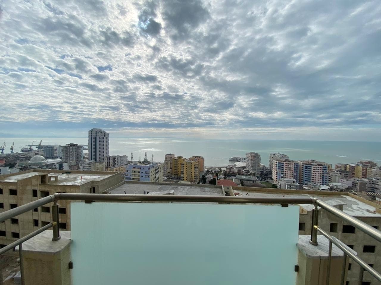 SHITET APARTAMENT 2+1 ME PAMJE NGA DETI,PRANE VILES ZOGUT,DURRES.