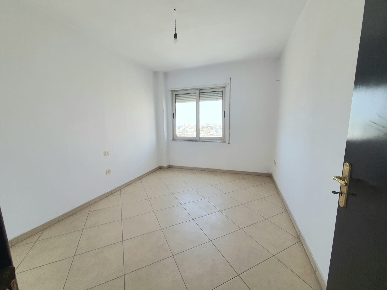 SHITET APARTAMENT 2+1 PRANE URES SE DAJLANIT,DURRES. 2