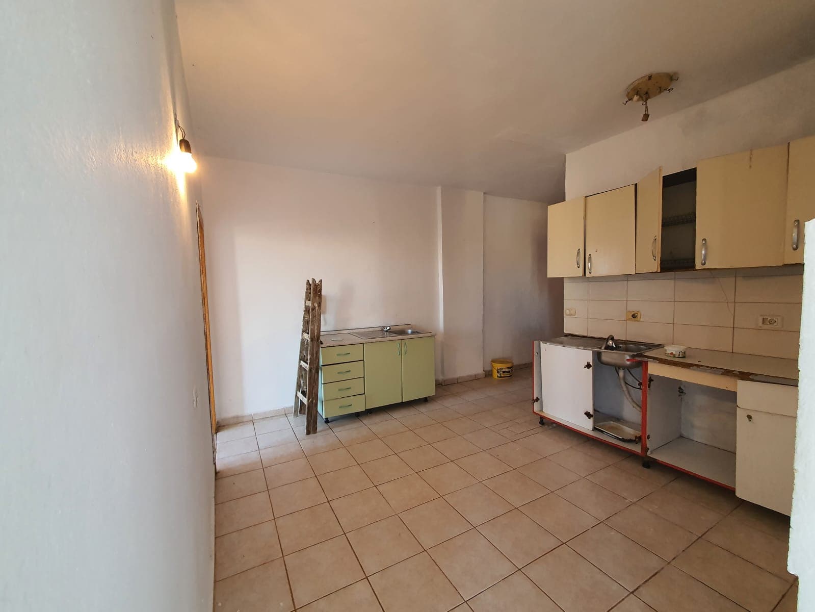 SHITET APARTAMENT 2+1 PRANE SHKOLLES BAJRAM CURRI.PLAZH,DURRES. 2