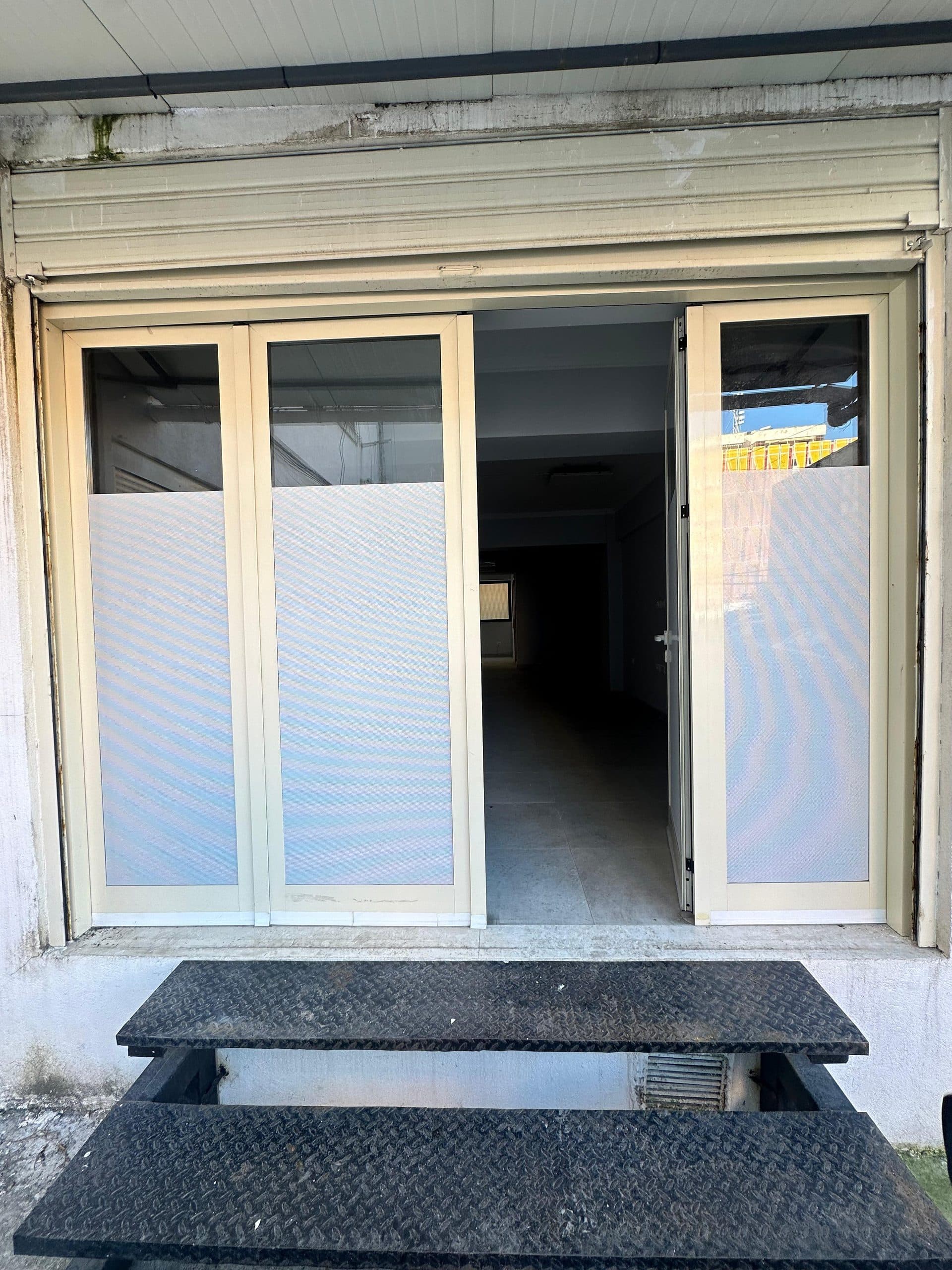 JEPET ME QERA AMBIENT BIZNESI PRANE RRUGES SE PORTIT, DURRES. 3