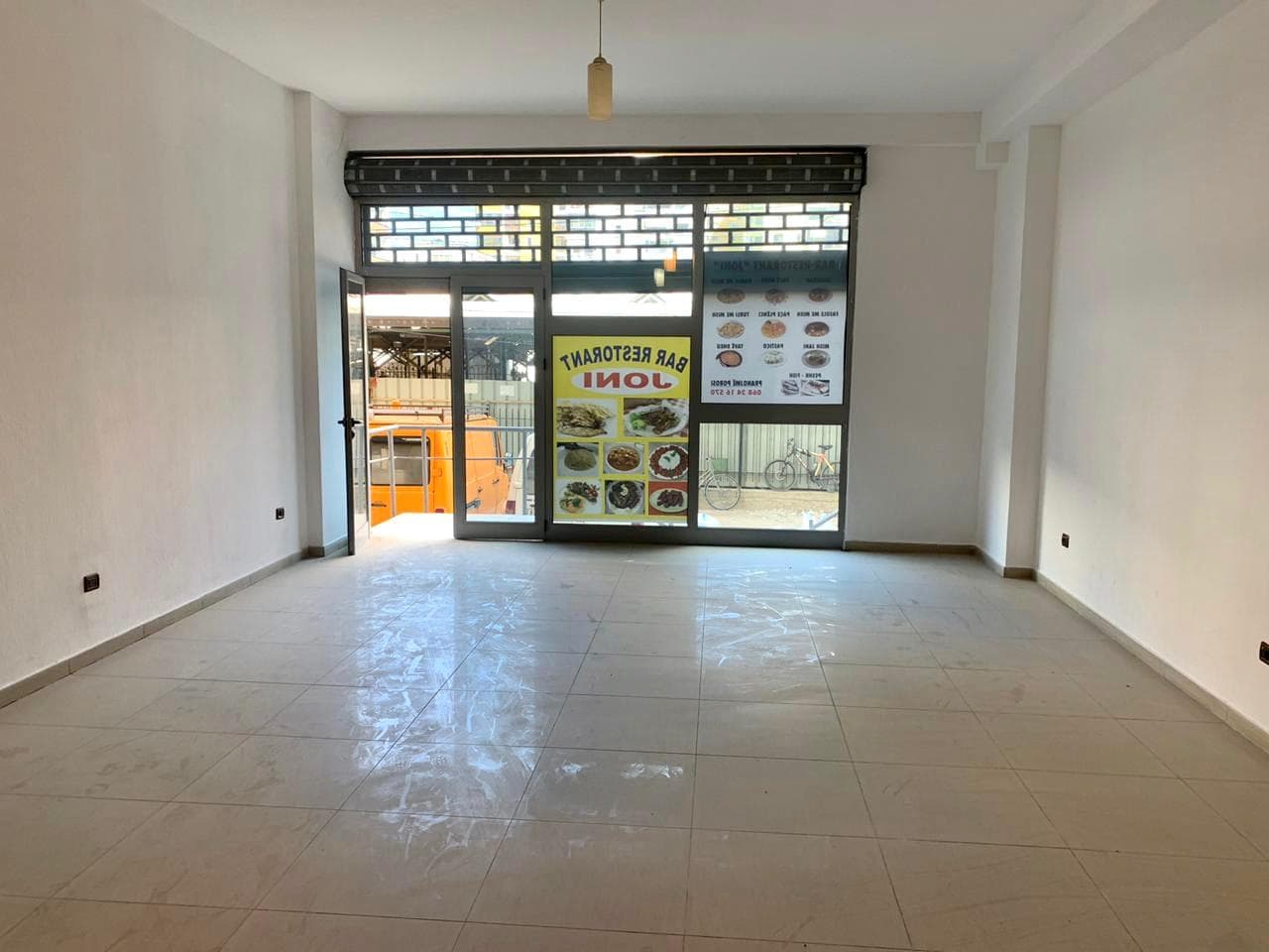 JEPET ME QERA AMBIENT BIZNESI,PERBALL TREGUT TE FRUTA PERIMEVE, DURRES 2