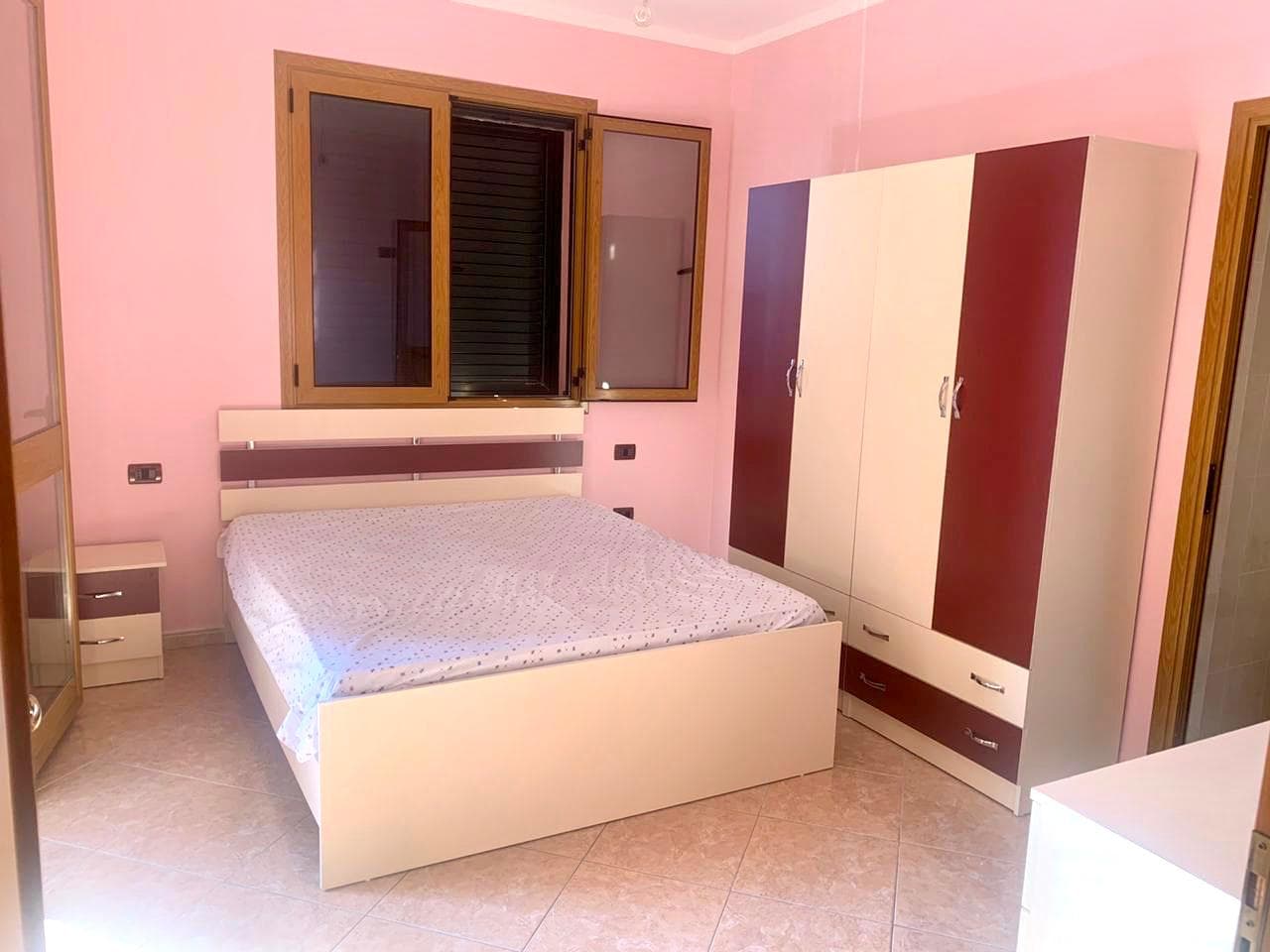 JEPET ME QERA APARTAMENT 1+1 , ZONA KENETES, DURRES. ( kati i 2 i nje vile ) 3