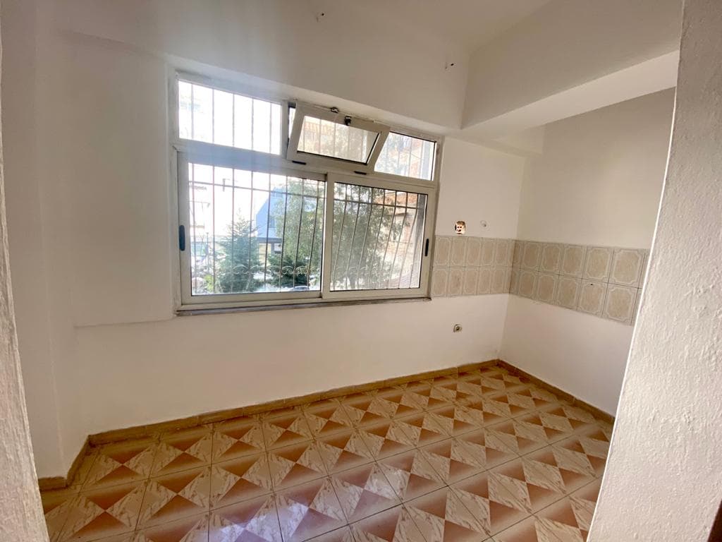 SHITET APARTAMENT 2+1 PRANE STACIONIT TE TRENIT, QENDER, DURRES. 2