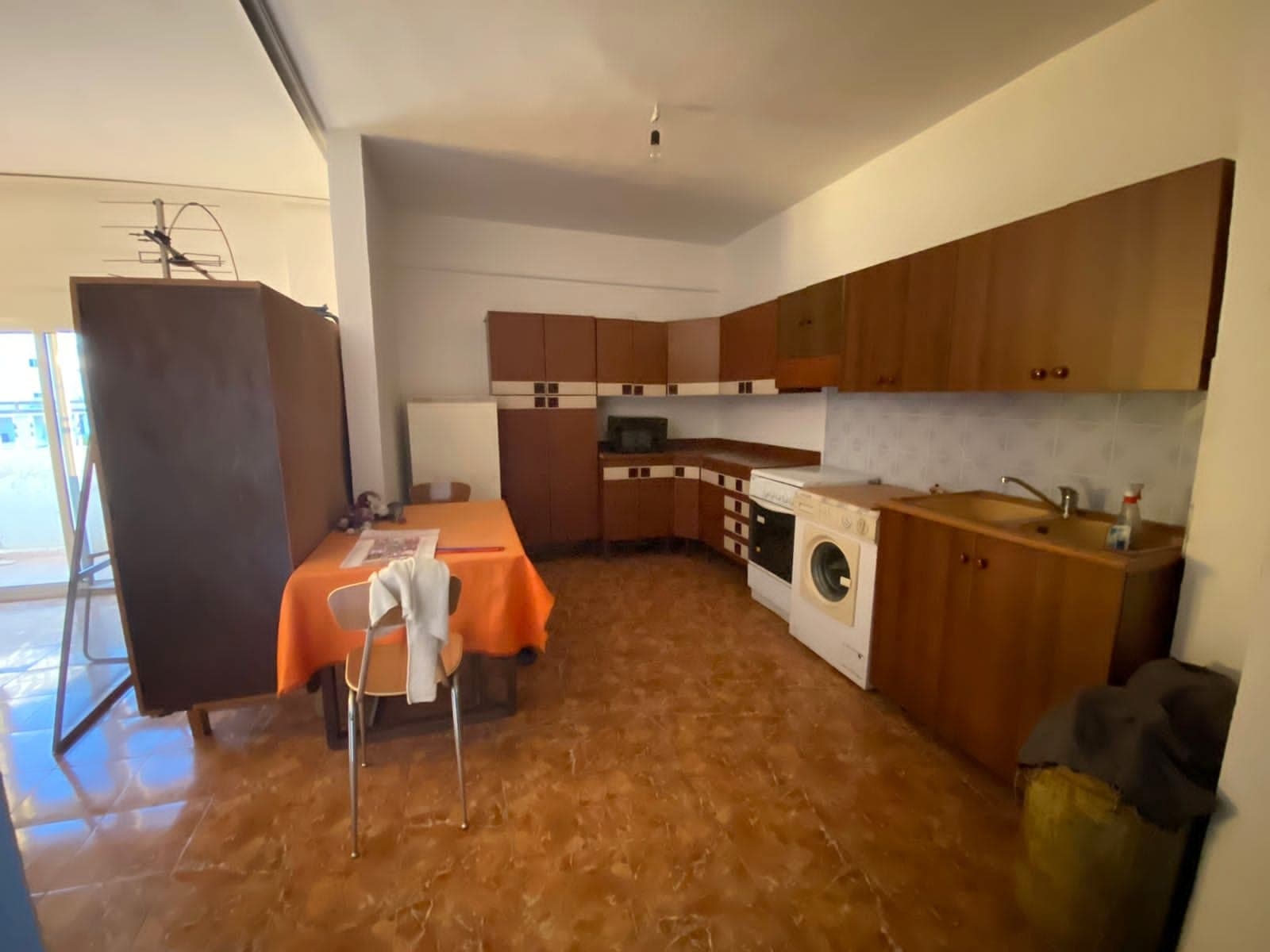 SHITET APARTAMENT 1+1 PRANE SHKOLLES BAJRAM CURRI PLAZH,DURRES.