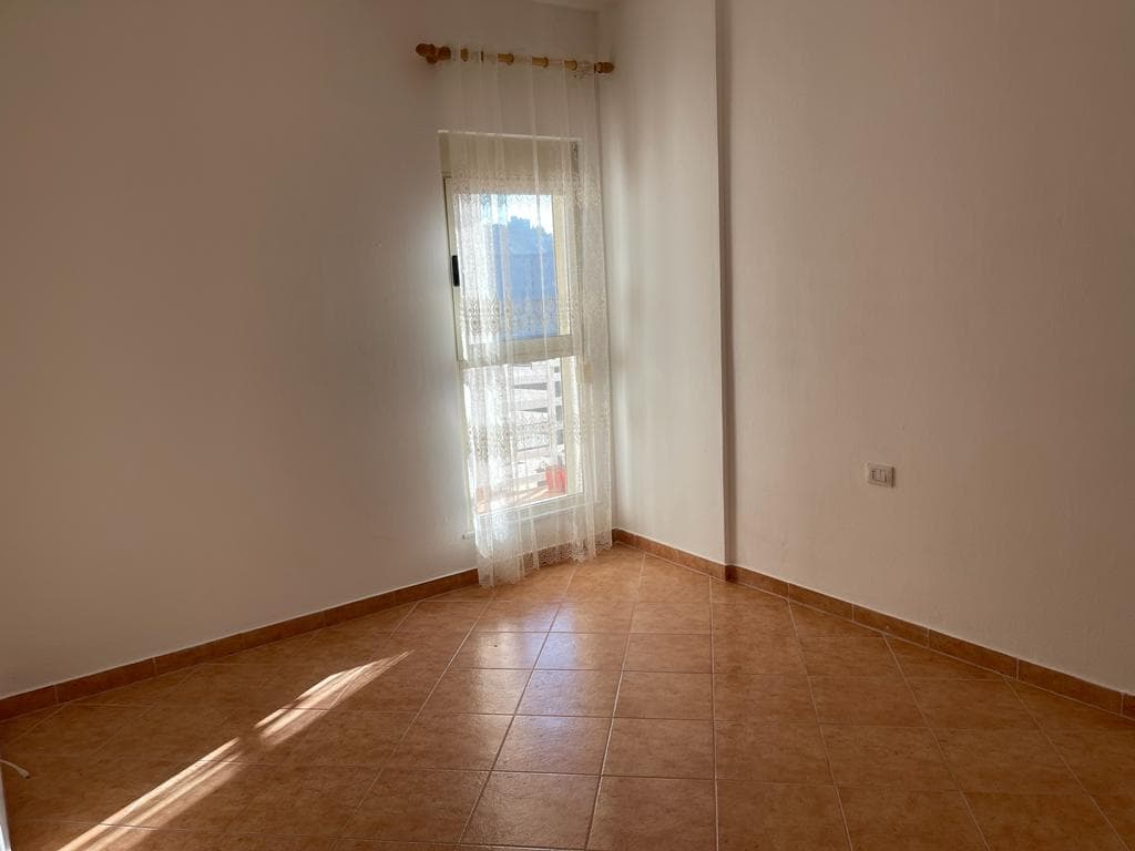 JEPET APARTAMENT ME QERA 1+1, PRANE SHOLLES EFTALI KOCI,DURRES. 3