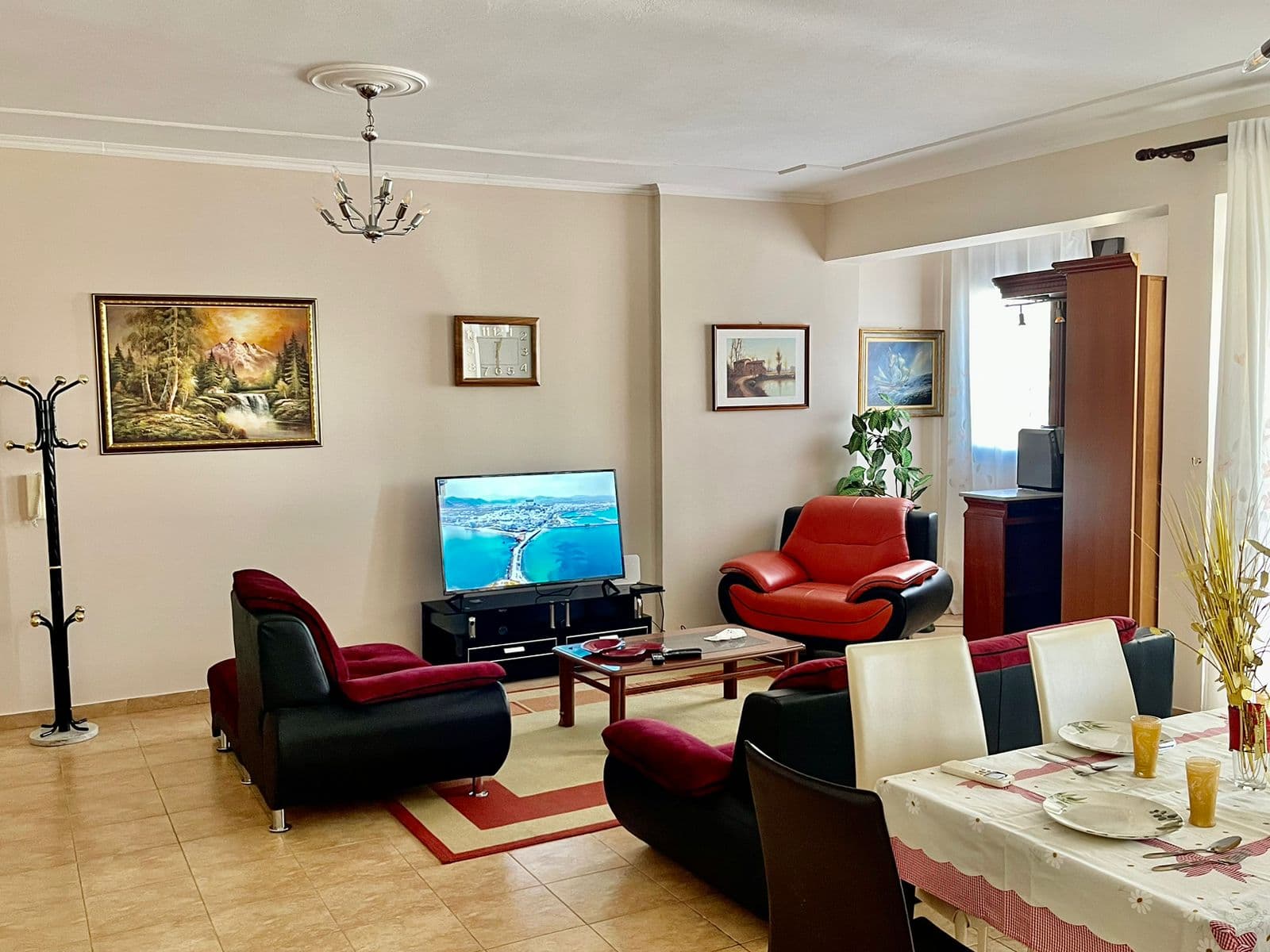 JEPET ME QERA APARTAMENT 2+1 PRANE STACIONIT TE TRENIT, DURRES