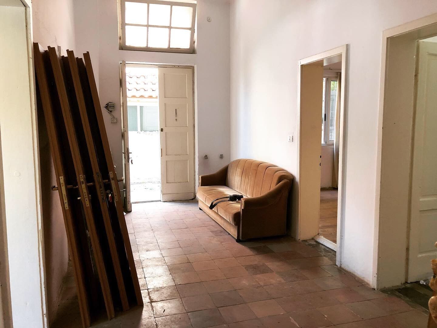 SHITET APARTAMENT 3+1 PRANE SHKOLLES EFTALI KOCI,DURRES!