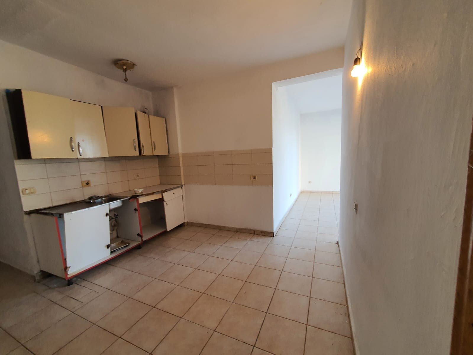 SHITET APARTAMENT 2+1 PRANE SHKOLLES BAJRAM CURRI.PLAZH,DURRES. 3