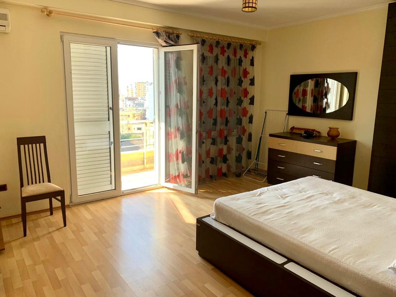 JEPET ME QERA APARTAMENT TEK RRETH RROTULLIMI PRANE STACIONIT TE TRENIT, DURRES. 4