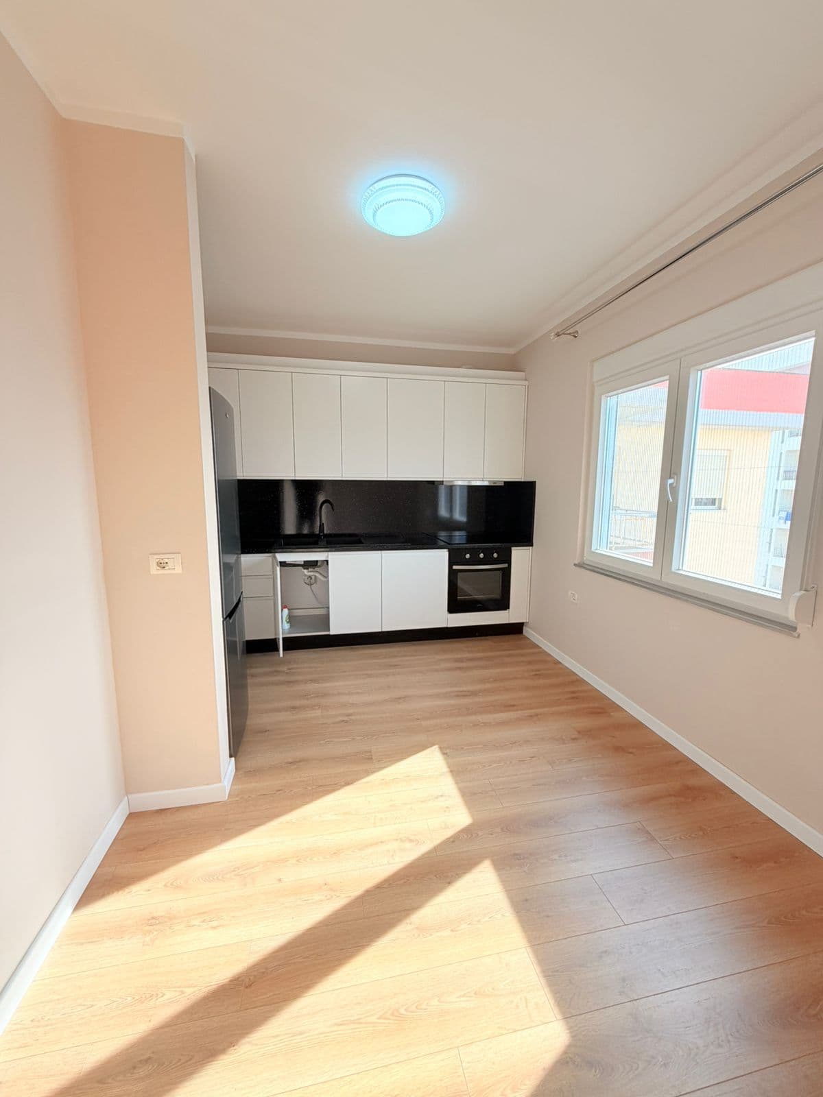 SHITET APARTAMENT 2+1 PRANË MARKATËS, DURRËS 3