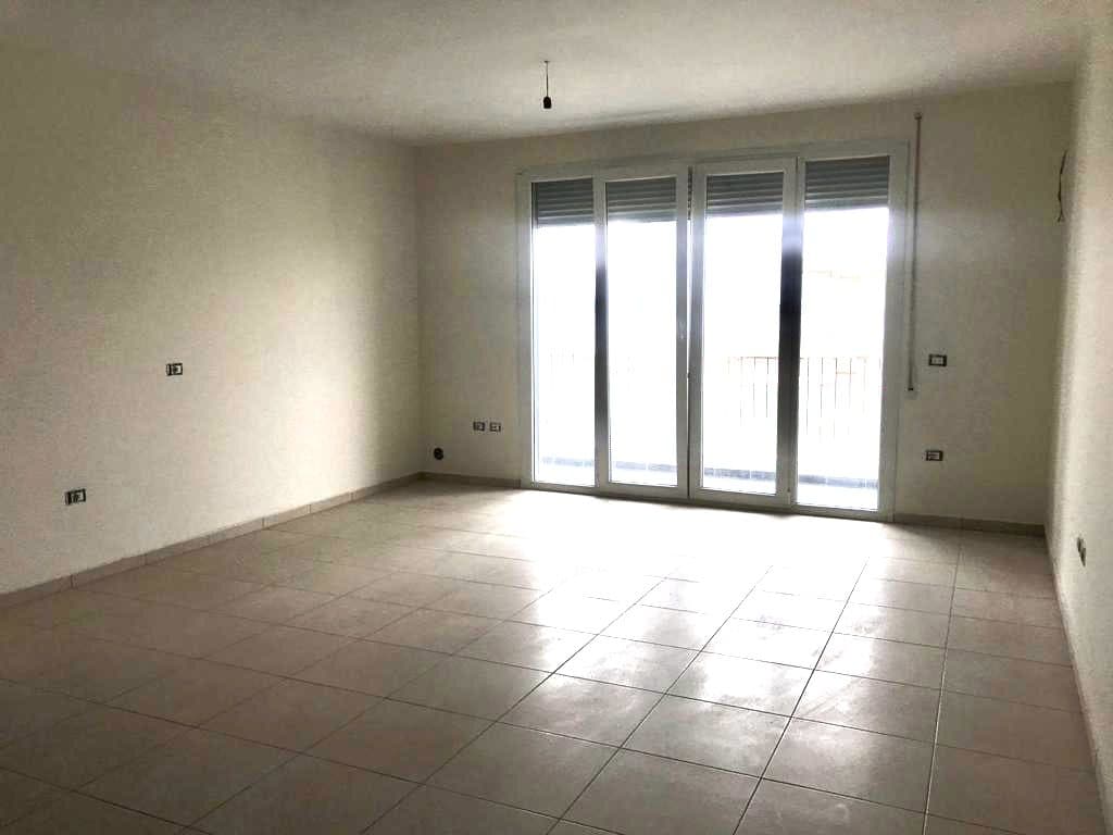 SHITET APARTAMENT 2+1 PRANE RESTORANT MAJESTIC GOLEM, DURRES. 3