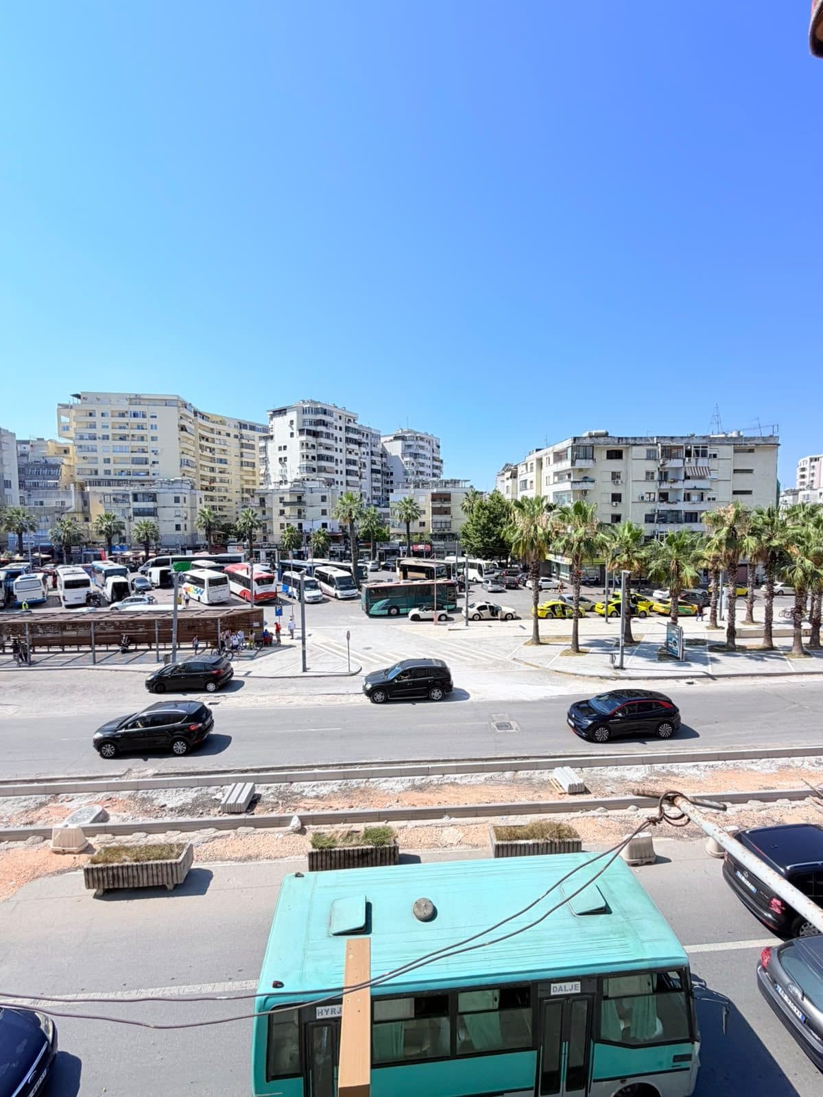 JEPET ME QERA APARTAMENT 2+1 PRANE STACIONIT TE TRENIT, DURRES