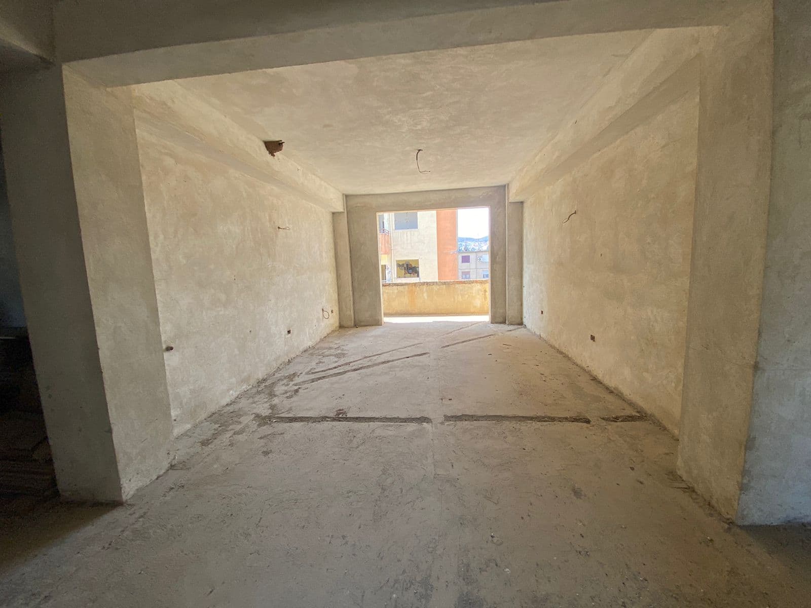 SHITET APARTAMENT 3+1+2 PRANE STADIUMIT, DURRES.
