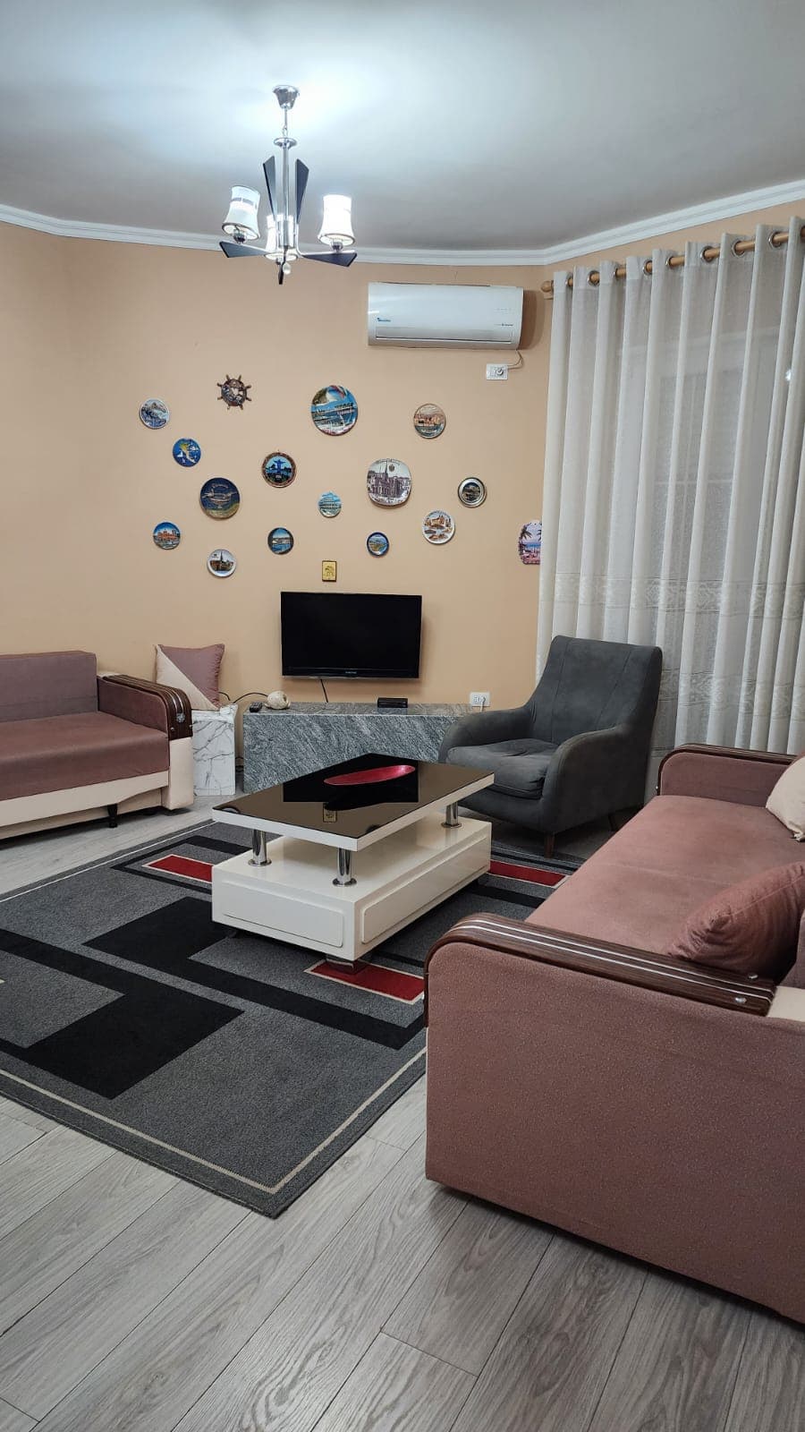 JEPET ME QERA APARTAMENT 1+1, PRANE PELIKANIT VALUTA, DURRES. 2