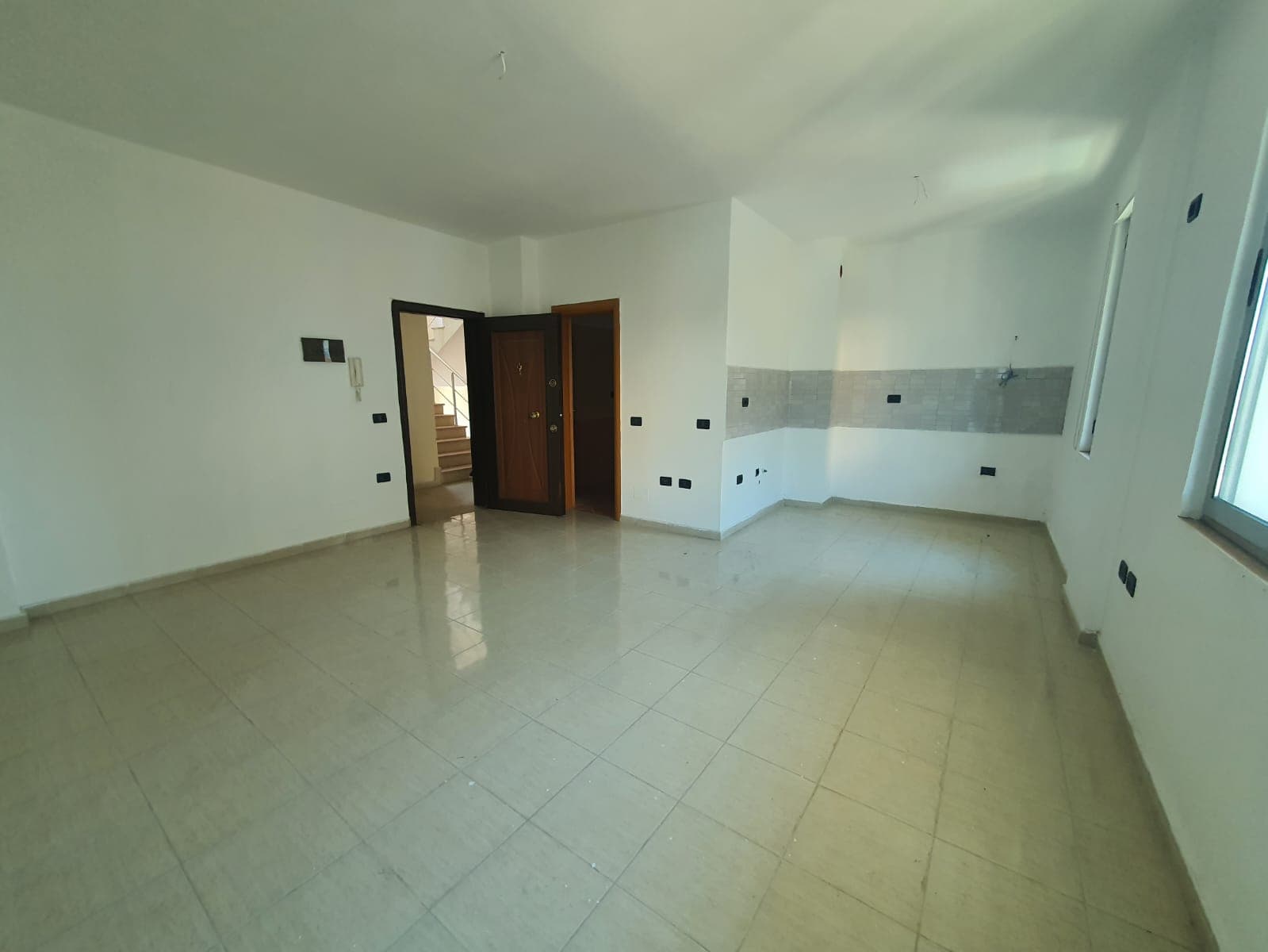 SHITET APARTAMENT 1+1 PRANE RROTES KUQE ,PLAZH ,DURRES.
